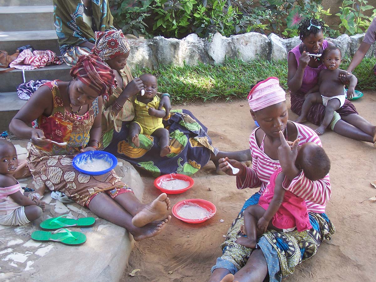 Bambini presso la Missione delle Suore Salesiane